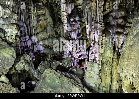 Massive Stalaktiten und Stalagmiten in der Dikteon-Höhle, Psychro, Lasithi-Plateau, Kreta, Griechenland Stockfoto