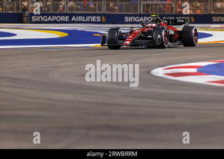 Zhou Guanyu aus China fährt den (24) Alfa Romeo F1 C43 Ferrari während des F1 Grand Prix von Singapur auf der Marina Bay Street. (Foto von George Hitchens/SOPA Images/SIPA USA) Stockfoto