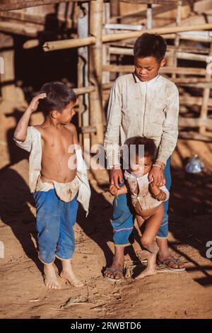 Myanmar, 18. Februar 2021: Stämme, die in abgelegenen Gebieten Myanmars leben. Stockfoto