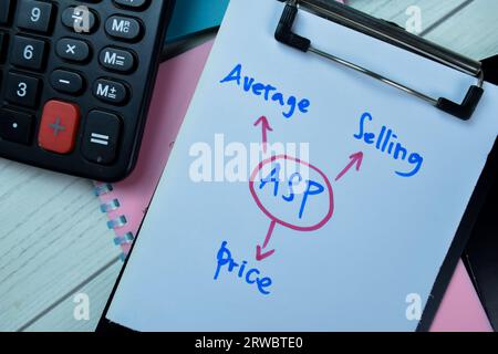 Konzept von ASP - Durchschnittlicher Verkaufspreis Schreiben Sie auf Unterlagen, die auf einem Holztisch isoliert sind. Stockfoto