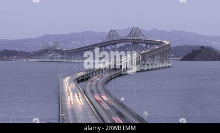 Abenddämmerung über der Richmond-San Rafael Bridge im Marin County, Kalifornien, USA. Stockfoto