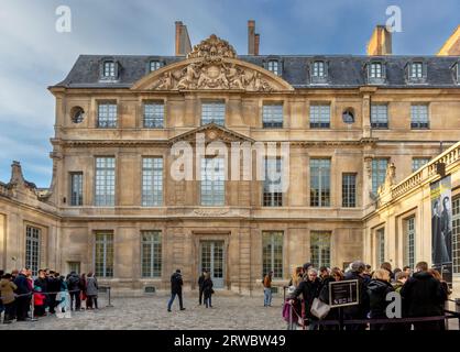 Besucher, die auf die Ausstellung Picasso-Giacometti im Musée Picasso in Paris warten. Die Ausstellung fand ab Oktober im Musée Picasso-Paris statt Stockfoto