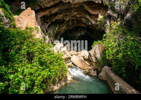 Von oben durchsichtiges, klares, plätscherndes Flusswasser, das durch die felsige Grotte Cueva del gato inBenaoján in Malaga, Spanien, fließt Stockfoto