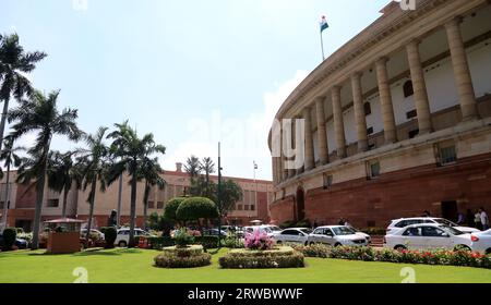 New Delhi, Indien. September 2023. Das neue und alte Parlamentsgebäude, das am ersten Tag der fünftägigen Sondersitzung des Parlaments in Neu-Delhi zu sehen war. Quelle: SOPA Images Limited/Alamy Live News Stockfoto