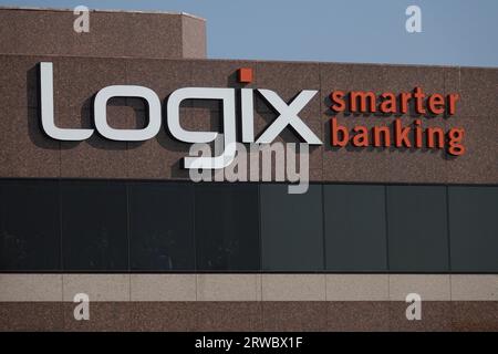 Burbank, Kalifornien, USA - 15. September 2023: Ein Zeichen der Logix Federal Credit Union mit dem Slogan „smarter Banking“ ist an der Seite eines Gebäudes zu sehen. Stockfoto