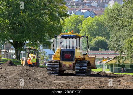 Pontypridd, Wales - 12. September 2023: Großer Planierraupen, der auf Bodenfreiheit im Ynysangharad Park arbeitet Stockfoto