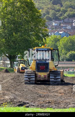 Pontypridd, Wales - 12. September 2023: Großer Planierraupen, der auf Bodenfreiheit im Ynysangharad Park arbeitet Stockfoto