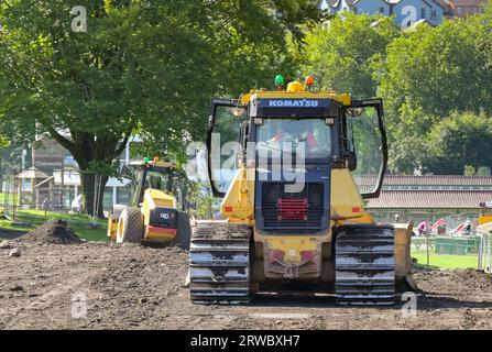 Pontypridd, Wales - 12. September 2023: Großer Planierraupen, der auf Bodenfreiheit im Ynysangharad Park arbeitet Stockfoto