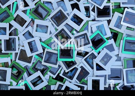 Dias, auch Dias genannt, sind transparente, positive Fotografien aus dem 20. Jahrhundert. Man braucht einen Diaprojektor, um die Fotos an der Wand zu sehen. Stockfoto