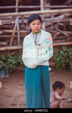 Myanmar, 18. Februar 2021: Stämme, die in abgelegenen Gebieten Myanmars leben. Stockfoto