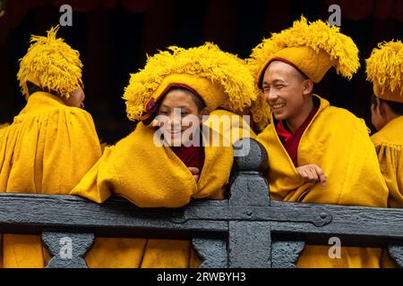 Mönche im buddhistischen Kloster in Tibet, 8-2019. Hochwertiges Foto Stockfoto