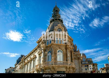 Horizontaler Blick auf das Rathaus von Cartagena mit seiner Uhr, Region Murcia, Spanien bei Tageslicht Stockfoto