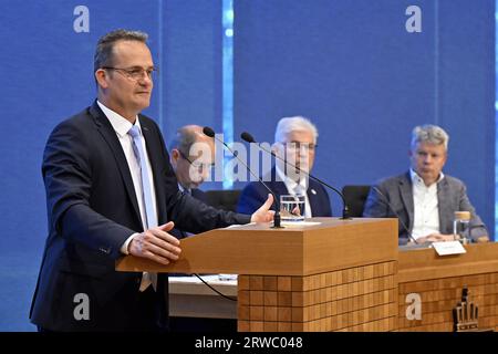 Eupen, Belgien. September 2023. Der deutsche Gemeinschaftsminister Oliver Paasch hat am Montag, den 18. September 2023, in Eupen auf einer Plenarsitzung des parlaments der Deutschsprachigen Gemeinschaft Belgiens ein Bild gemacht. BELGA PHOTO ERIC LALMAND Credit: Belga News Agency/Alamy Live News Stockfoto