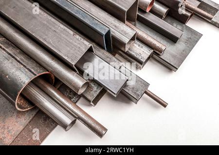 Quadratische, rechteckige und runde Metallprofile auf weißem Hintergrund Stockfoto