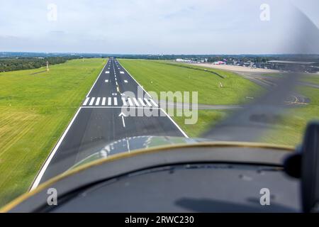 Luftaufnahme, Flughafen Dortmund, Start- und Landebahn vom Cockpit, Wickede, Dortmund, Ruhrgebiet, Nordrhein-Westfalen, Deutschland, DE, Europa, Flugmission, Luft Stockfoto