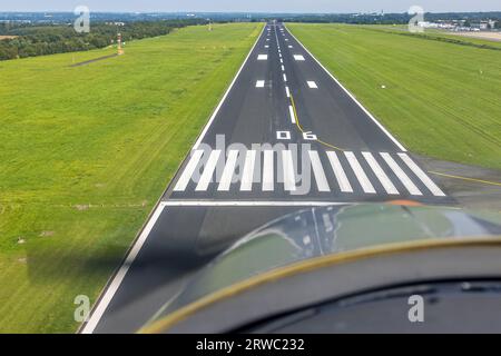 Luftaufnahme, Flughafen Dortmund, Start- und Landebahn vom Cockpit, Wickede, Dortmund, Ruhrgebiet, Nordrhein-Westfalen, Deutschland, DE, Europa, Flugmission, Flughafen Stockfoto