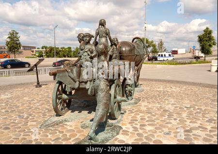 KASAN, RUSSLAND - 1. JUNI 2023: Nahaufnahme der Kinder auf dem Denkmal des Kasaner Wohltäters, des berühmten Philanthropen von Tatarstan, Asgat Galimzyanov Stockfoto