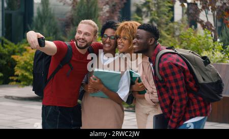 Glücklich lächelnd multirassische Studenten verschiedene multiethnische Freunde Universität Campus im Freien nach dem Studium machen Selfie Foto Fotografie Stockfoto