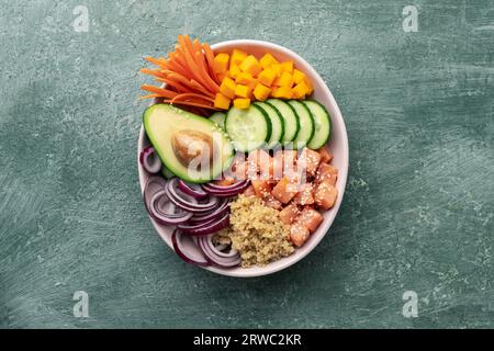 Poke Bowl Lachs mit Quinoa und Gemüse, gesunde Ernährung, Draufsicht Stockfoto