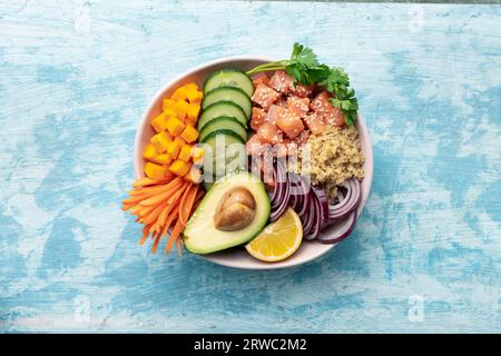 Poke Bowl Lachs mit Quinoa und Gemüse, gesunde Ernährung, Draufsicht Stockfoto