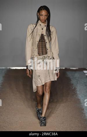 London, Großbritannien. September 2023. Ein Model spaziert auf dem Laufsteg der Knwls Fashion Show während der Spring Summer 2024 Collections Fashion Show auf der London Fashion Week in London, Großbritannien am 17. September 2023. (Foto: Jonas Gustavsson/SIPA USA) Credit: SIPA USA/Alamy Live News Stockfoto