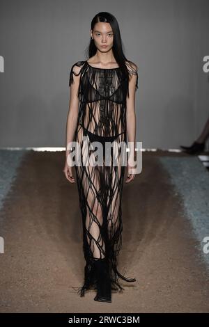 London, Großbritannien. September 2023. Ein Model spaziert auf dem Laufsteg der Knwls Fashion Show während der Spring Summer 2024 Collections Fashion Show auf der London Fashion Week in London, Großbritannien am 17. September 2023. (Foto: Jonas Gustavsson/SIPA USA) Credit: SIPA USA/Alamy Live News Stockfoto