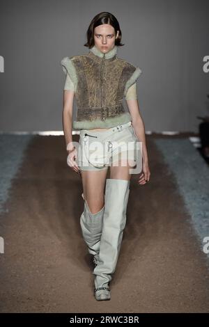 London, Großbritannien. September 2023. Ein Model spaziert auf dem Laufsteg der Knwls Fashion Show während der Spring Summer 2024 Collections Fashion Show auf der London Fashion Week in London, Großbritannien am 17. September 2023. (Foto: Jonas Gustavsson/SIPA USA) Credit: SIPA USA/Alamy Live News Stockfoto