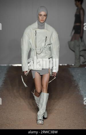 London, Großbritannien. September 2023. Ein Model spaziert auf dem Laufsteg der Knwls Fashion Show während der Spring Summer 2024 Collections Fashion Show auf der London Fashion Week in London, Großbritannien am 17. September 2023. (Foto: Jonas Gustavsson/SIPA USA) Credit: SIPA USA/Alamy Live News Stockfoto