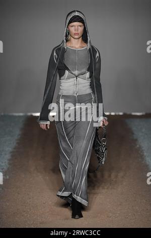 London, Großbritannien. September 2023. Ein Model spaziert auf dem Laufsteg der Knwls Fashion Show während der Spring Summer 2024 Collections Fashion Show auf der London Fashion Week in London, Großbritannien am 17. September 2023. (Foto: Jonas Gustavsson/SIPA USA) Credit: SIPA USA/Alamy Live News Stockfoto