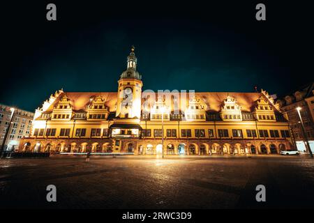 Das Leipziger Alte Rathaus und der Marktplatz bei Nacht. Stockfoto