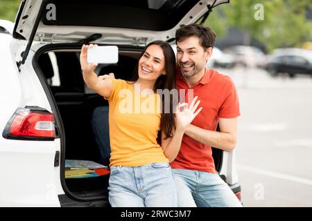 Ein wunderschönes, aufregendes Millennials-Paar hat einen Roadtrip und macht Selfie Stockfoto