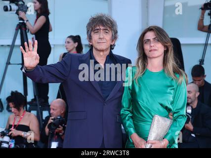 VENEDIG, ITALIEN - 01. SEPTEMBER: Sergio Rubini und Carla Cavalluzzi besuchen einen roten Teppich für den Film „Felicità“ beim 80. Filmfestival in Venedig Stockfoto