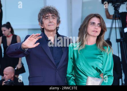 VENEDIG, ITALIEN - 01. SEPTEMBER: Sergio Rubini und Carla Cavalluzzi besuchen einen roten Teppich für den Film „Felicità“ beim 80. Filmfestival in Venedig Stockfoto