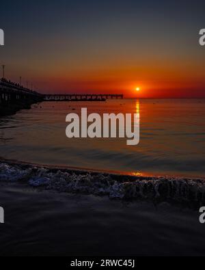 Malerische Aussicht auf Meer gegen Himmel bei Sonnenuntergang Stockfoto