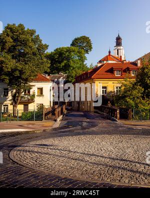 Bäume und Gebäude vor einem klaren blauen Himmel am frühen Morgen Stockfoto