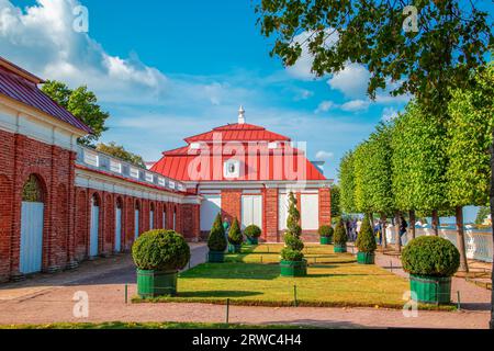 Monplaisir-Pavillon im Garten Peterhof. Untere Parkstellung. Peterhof, St. Petersburg, Russland – 12. September 2023. Stockfoto