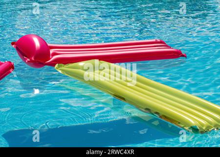 Urlaubsreisekonzept mit aufblasbarer Schwimmer-Spielzeugmatratze im luxuriösen Swimmingpool. Luxus Lifestyle Sommerferien Reise Hintergrundvideo. Hohe Qua Stockfoto