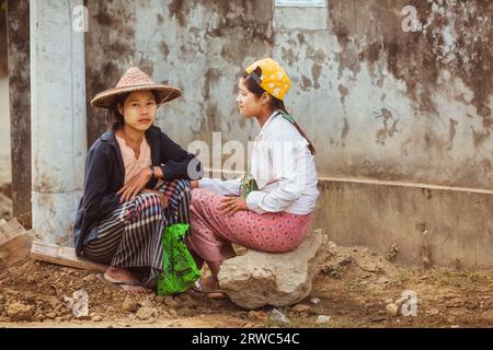 Myanmar, 18. Februar 2021: Stämme, die in abgelegenen Gebieten Myanmars leben. Stockfoto