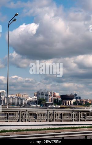 Kasan, Tatarstan Russland 1. Juni 2023. Kazan Marriage Palace am Ufer des Flusses Kazanka, Blick von der Baturin Street Stockfoto