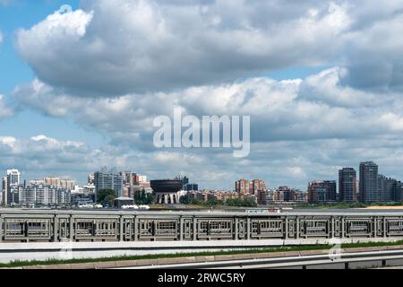 Kasan, Tatarstan, Russland - 1. Juni 2023 Zentrale kasanische Heiratspalast an einem klaren Morgen. Kazan Family Center, Registeramt Stockfoto