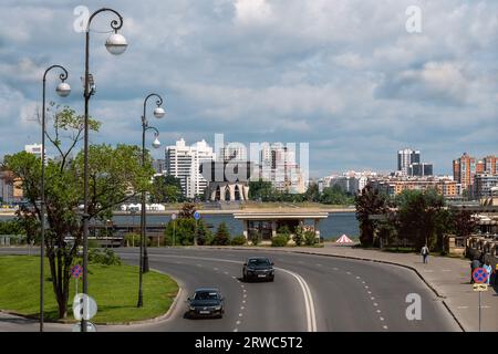 Kasan, Tatarstan Russland 1. Juni 2023. Kazan Marriage Palace am Ufer des Flusses Kazanka, Blick von der Baturin Street Stockfoto