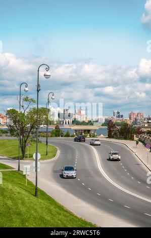 Kasan, Tatarstan Russland 1. Juni 2023. Kazan Marriage Palace am Ufer des Flusses Kazanka, Blick von der Baturin Street Stockfoto