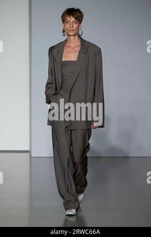 London, Großbritannien. September 2023. Ein Model spaziert auf dem Laufsteg der Tove Fashion Show während der Spring Summer 2024 Collections Fashion Show auf der London Fashion Week in London, Großbritannien am 17. September 2023. (Foto: Jonas Gustavsson/SIPA USA) Credit: SIPA USA/Alamy Live News Stockfoto