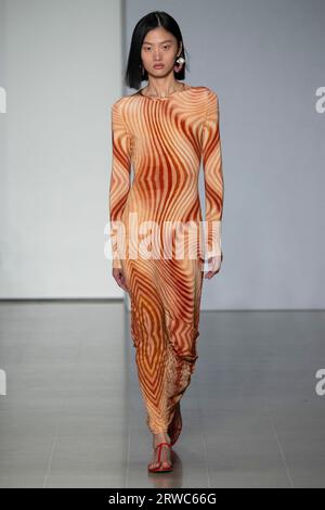 London, Großbritannien. September 2023. Ein Model spaziert auf dem Laufsteg der Tove Fashion Show während der Spring Summer 2024 Collections Fashion Show auf der London Fashion Week in London, Großbritannien am 17. September 2023. (Foto: Jonas Gustavsson/SIPA USA) Credit: SIPA USA/Alamy Live News Stockfoto