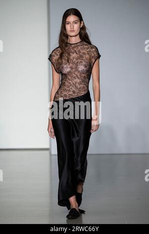 London, Großbritannien. September 2023. Ein Model spaziert auf dem Laufsteg der Tove Fashion Show während der Spring Summer 2024 Collections Fashion Show auf der London Fashion Week in London, Großbritannien am 17. September 2023. (Foto: Jonas Gustavsson/SIPA USA) Credit: SIPA USA/Alamy Live News Stockfoto