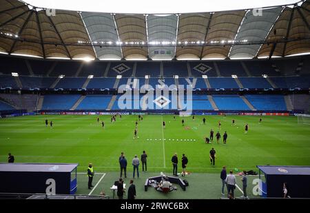 Hamburg, Deutschland. September 2023. Fußball: Champions League, vor dem Spiel Shakhtar Donetsk - FC Porto. Das Team und das Team beim Abschlusstraining im Volksparkstadion. Quelle: Christian Charisius/dpa/Alamy Live News Stockfoto