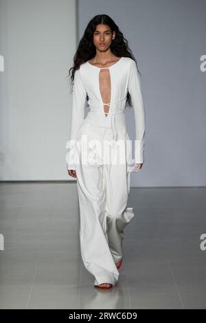 London, Großbritannien. September 2023. Ein Model spaziert auf dem Laufsteg der Tove Fashion Show während der Spring Summer 2024 Collections Fashion Show auf der London Fashion Week in London, Großbritannien am 17. September 2023. (Foto: Jonas Gustavsson/SIPA USA) Credit: SIPA USA/Alamy Live News Stockfoto