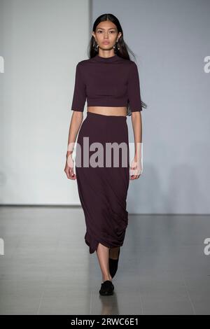 London, Großbritannien. September 2023. Ein Model spaziert auf dem Laufsteg der Tove Fashion Show während der Spring Summer 2024 Collections Fashion Show auf der London Fashion Week in London, Großbritannien am 17. September 2023. (Foto: Jonas Gustavsson/SIPA USA) Credit: SIPA USA/Alamy Live News Stockfoto