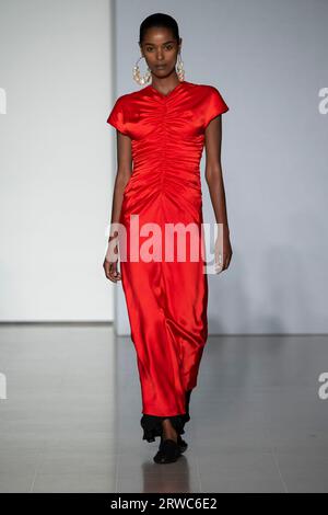 London, Großbritannien. September 2023. Ein Model spaziert auf dem Laufsteg der Tove Fashion Show während der Spring Summer 2024 Collections Fashion Show auf der London Fashion Week in London, Großbritannien am 17. September 2023. (Foto: Jonas Gustavsson/SIPA USA) Credit: SIPA USA/Alamy Live News Stockfoto