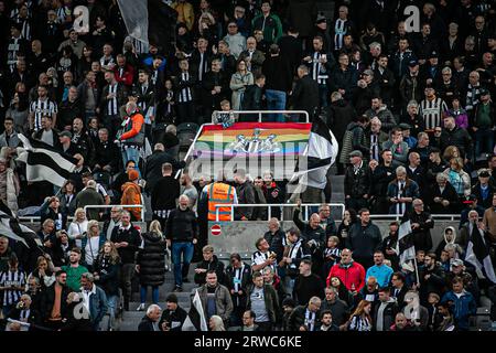 Newcastle upon Tyne, Großbritannien. September 2023. St. James Park NEWCASTLE UPON TYNE, ENGLAND – 16. SEPTEMBER: Newcastle-Fans während des Spiels der Premier League zwischen Newcastle United und Brentford FC in St. James Park am 16. September 2023 in Newcastle upon Tyne, England. (Foto: Danilo Fernandes/SPP) (Danilo Fernandes/SPP) Credit: SPP Sport Press Photo. Alamy Live News Stockfoto